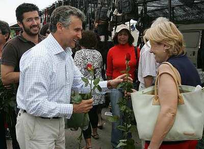 Paulino Plata repartió ayer rosas en un mercado de San Pedro de Alcántara.