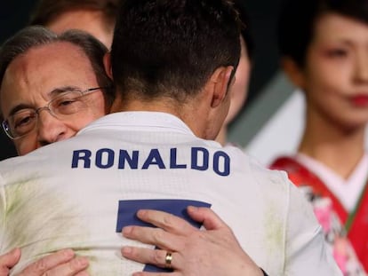 Florentino Pérez, presidente del Real Madrid, abraza a Cristiano Ronaldo en diciembre de 2016.