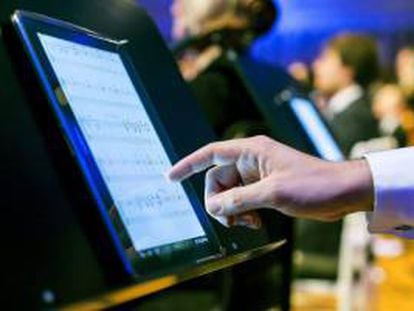 Imagen facilitada por Samsung de uno de los componentes de la orquesta filarmónica de Bruselas, que ha ofrecido, en primicia mundial, el primer concierto en el que los músicos leen las partituras a través de la pantalla de una tableta en vez de hacerlo sobre el papel.
