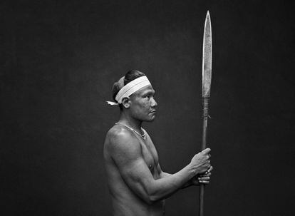El indígena Txitxoti con una lanza esculpida en madera. La lanza es una de las armas utilizadas por los korubo, junto con los 'cacetes' o palos de madera.