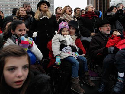 Asistentes a la misa siguen la homilía de Rouco Varela.