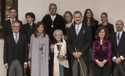 Los Reyes posan junto a la poeta uruguaya Ida Vitale (c) y otros familiares y personalidades después de la entrega del galardón.