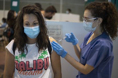 Sanitarios administran la vacuna de Pfizer en el centro de vacunación instalado en el Estadio Olímpico de Sevilla el 14 de julio.