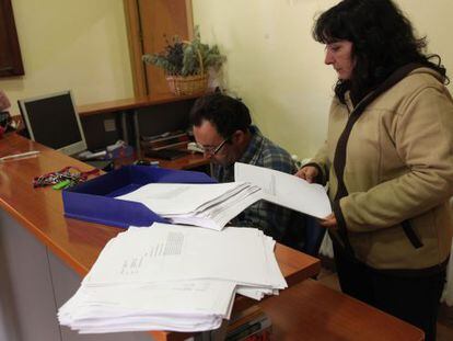 Administrativos del Ayuntamiento achivan las solicitudes de empleo. 