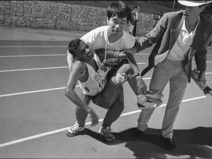 Hussain Haleen, corredor de Maldivas, es atendido por un técnico y José Manuel Abascal, director de la carrera. Llegó penúltimo en el maratón de Barcelona 1992 con un margen de tiempo de una hora respecto al campeón, el coreano Young-Cho Hwang.