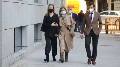 Rosalía Iglesias (en el centro), mujer del extesorero del PP Luis Bárcenas, llega a la Audiencia Nacional el 30 de octubre.