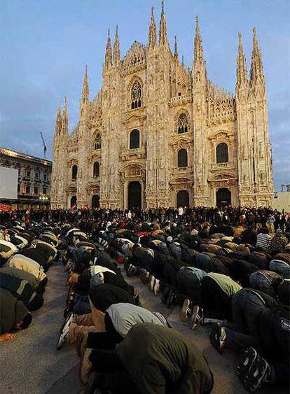 El Duomo de Milán el sábado pasado durante el rezo de miles de musulmanes