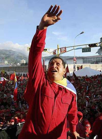 Hugo Chávez saluda a sus seguidores durante un mitin electoral en San Cristóbal en noviembre pasado.