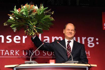 El candidato en Hamburgo de los socialdemócratas alemanes, Olaf Scholz, celebra la victoria.