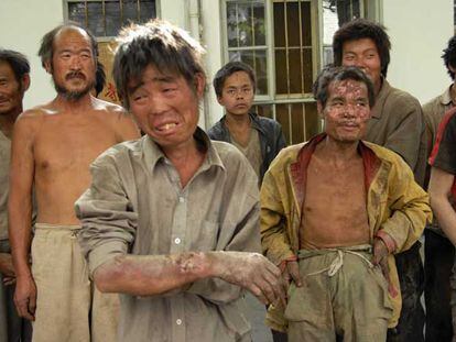 Algunos de los trabajadores esclavos rescatados, en la comisaría de Linfen.