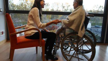 Voluntaria de cuidados paliativos en el Hospital Centro de Cuidados Laguna.