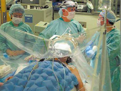 Una operación para implantar electrodos cerebrales a un paciente con Parkinson en EE UU.