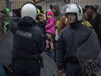 La tensión entre refugiados y policías en Lesbos, en imágenes