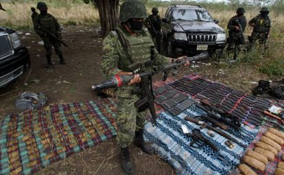 Fuerzas especiales del Ejército mexicano muestran un arsenal del crimen organizado, hallado la semana pasada en Estado de Veracruz.
