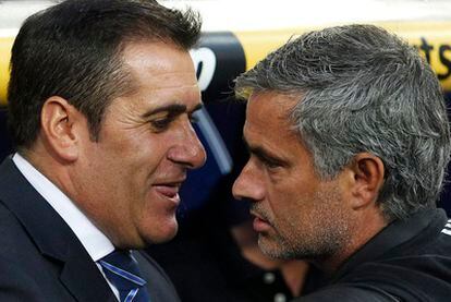 Mourinho y Sandoval hablan durante el partido entre Real Madrid y Rayo Vallecano.