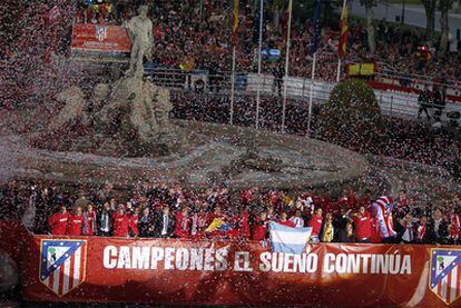 La caravana del Atlético llega a Neptuno, destino final del recorrido, donde se desatan con la afición.