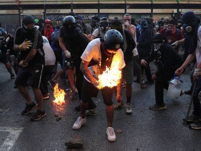 Una escena de protesta en Santiago de Chile, este viernes. En vídeo, imágenes de las protestas durante el fin de semana.