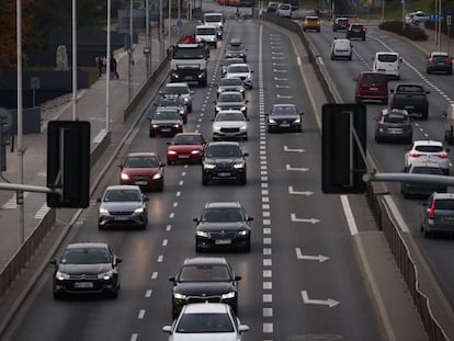 Coches, en una carretera de Polonia. 