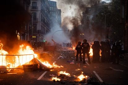 Cataluña vive su quinta jornada de protestas después de que el pasado lunes el Tribunal Supremo dictara la sentencia que condena a penas de entre 9 y 13 años a los líderes del 'procés'. Los altercados han sido especialmente violentos en la capital catalana. En la imagen, enfrentamiento entre manifestantes y policías en el centro de la ciudad, este viernes.