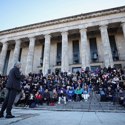 El decano de Derecho de la Universidad de Buenos Aires da clases afuera del plantel educativo el 23 de abril 2024.