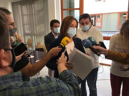 La portavoz del PP en el Ayuntamiento de València, María José Catalá, con el informe de conclusiones de la estafa de la EMT.