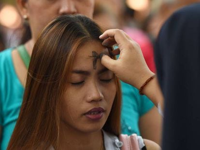 Una mujer recibe la ceniza en una ceremonia religiosa en Filipinas, este miércoles