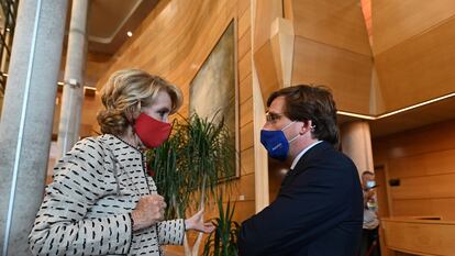 Esperanza Aguirre, expresidenta de la Comunidad de Madrid, conversa en junio del año pasado con el alcalde de la capital, José Luis Rodríguez Almeida.
