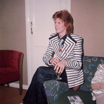 En mayo de 1973, Bowie iniciaba el que sería su último tour como Ziggy Stardust, ese alter ego que le fagocitó y a quien tuvo que asesinar en un memorable concierto en el Hammersmith Odeon Theatre de Londres. Durante la gira no se separó de esta chaqueta rayada de amplias solapas, diseñada por Freddie Burretti, ni para comer en el tren que le llevaba junto a Mick Ronson a la primera cita de la gira en Aberdeen.