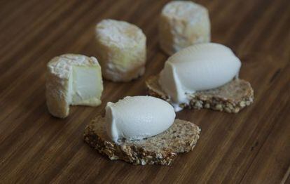 Helado artesano de Fernando Sáenz elaborado con queso de leche de oveja de Granja Cantagrullas y pan de cereales de Triticum.