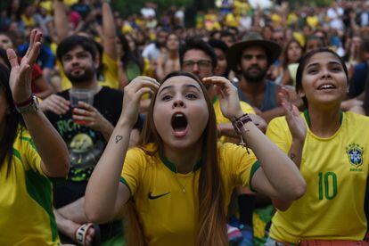 Seguidores de la selección de Brasil ven un partido de su equipo en el Mundial de Rusia 2018.