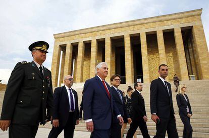 El secretario de Estado de EEUU, Rex Tillerson, visita el mausoleo del fundador de la moderna Turqu&iacute;a, Mustafa Kemal Atat&uuml;rk, en Ankara.