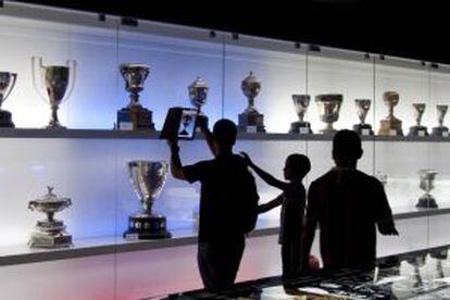 Turistas visitando el Museu del Barça, ayer.