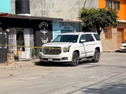 La camioneta donde viajaban Barrios Domínguez y su hijo, en el lugar de los hechos.