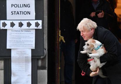 El primer ministro británico, Boris Johnson, sale de un colegio electoral con su perro 'Dilyn', hoy en Londres.