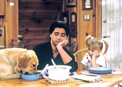 John Stamos como Jesse, junto a una de las hermanas Olsen, en su papel de Michelle, en el programa 'Full House'.