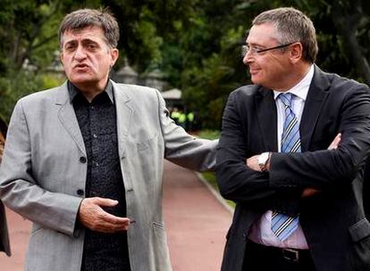 El alcalde de Barcelona, Jordi Hereu (en la primera fila, tercero por la derecha), entre Javier Godó e Ignacio Polanco, durante la recepción a los premiados ayer en Barcelona.