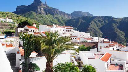 Vista del pueblo de Tejeda y el Roque Nublo, en la isla de Gran Canaria.