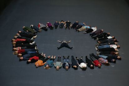 Tania Bruguera, rodeada de voluntarios durante su intervención en la Sala de Turbinas de la Tate Modern de Londres, en 2018. 