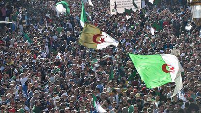 Miles de argelinos, durante una protesta el pasado 1 de noviembre, en Argel.