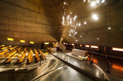 Interior de la iglesia de Saint-Pierre, la gran obra póstuma de Le Corbusier, terminada por José Oubrerie.