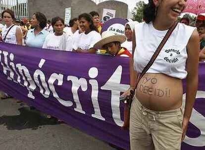 Una mujer embarazada encabeza una manifestación por el derecho al aborto en Nicaragua.