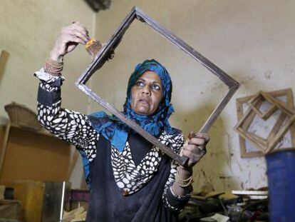 Una palestina fabrica marcos para cuadros en Nuseirat, Gaza.