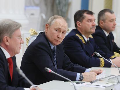 El presidente de Rusia, Vladímir Putin, en una reunión con representantes del sector de la aviación civil, este jueves en Moscú.