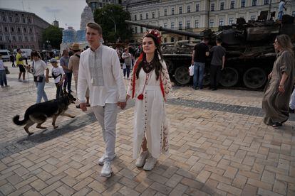 After the ceremony, the bride and groom walked through kyiv, where the authorities have improvised something similar to a war museum in one of the squares with several destroyed Russian battle tanks.