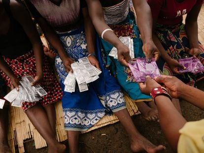 Trabajadoras sexuales reciben condones y lubricante durante una sesión de promoción de la salud en Nsanje, Malawi.