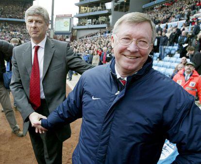 Desde el siglo XIX los hinchas del Arsenal no han visto crecer más rápido su palmarés. En la foto, Alex Ferguson ( dcha. ) recibe sonriente la felicitación de Arsène Wenger durante el encuentro disputado entre el Manchester y el Arsenal. 03/04/2004 .