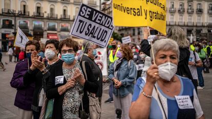 Manifestacion “90 Marea Blanca. Ayuso desmantela la atencion primaria”, en defensa de la sanidad publica.