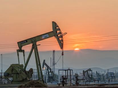 Pozos de petróleo en un yacimiento de California.