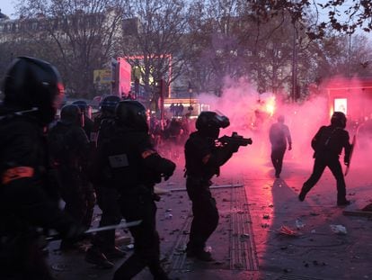 Manifestantes franceses asaltan brevemente la sede de LVMH en París