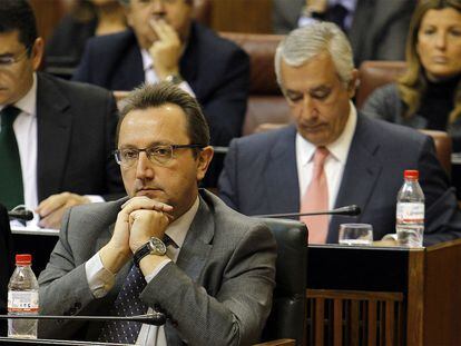 El consejero andaluz de Empleo, Manuel Recio, en el Parlamento andaluz. Detrás, Javier Arenas.